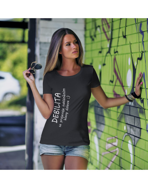 Debilita se projevuje nakláněním hlavy doleva