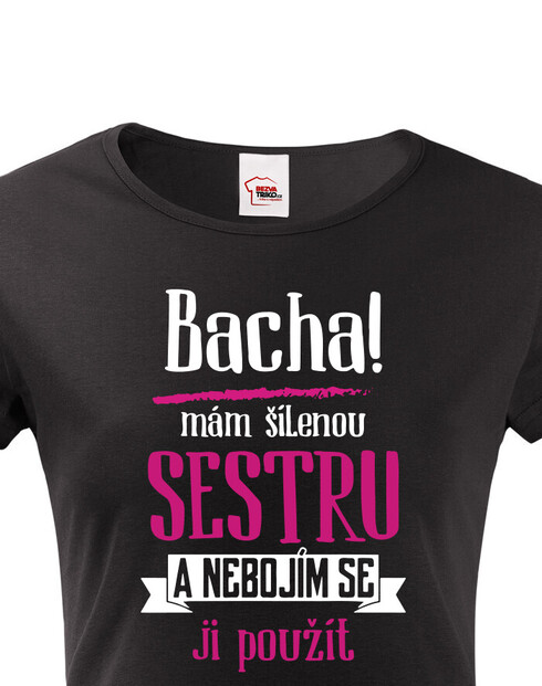Dámské tričko s potiskem Odstupte mám šílenou sestru