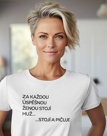 Dámské tričko Za každou úspěšnou ženou stojí muž