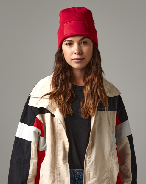 Čepice s obdélníkovou nášivkou a vlastním potiskem