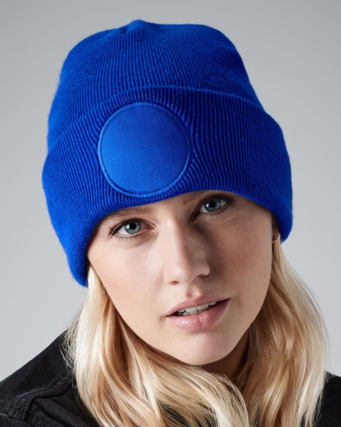 Čepice s kruhovou nášivkou a vlastním potiskem