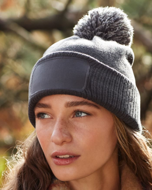 Pletená čepice s bambulí a vlastním potiskem