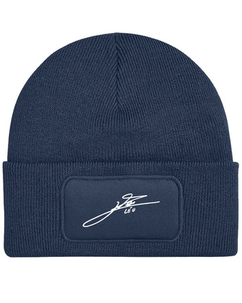 Čepice s obdélníkovou nášivkou a podpisem Messiho